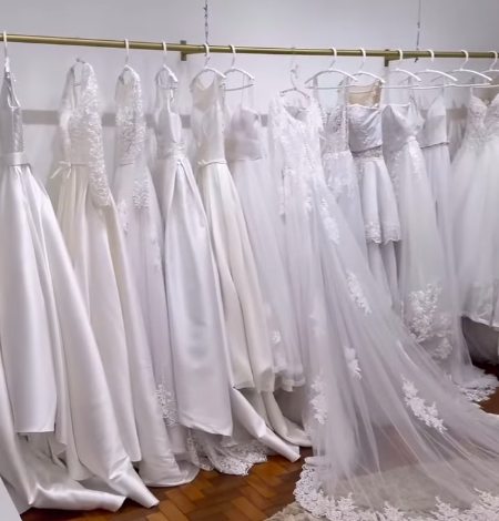 Vestidos em cabides na boutique