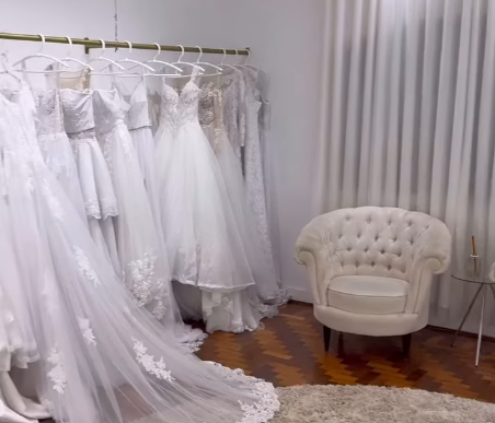 Detalhe de ajuste sob medida em vestido de cetim